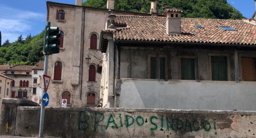 Sui muri della città “Braido sindaco”: condanna bipartisan per l’imbrattamento