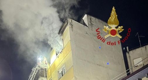 Incendio in condominio nella notte, 23 le persone soccorse