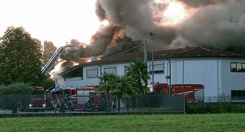 Grosso incendio in azienda: Vigili del Fuoco in azione, allerta per il fumo