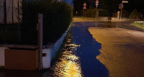 Siepe tagliata causa l'allagamento della strada a Colle Umberto