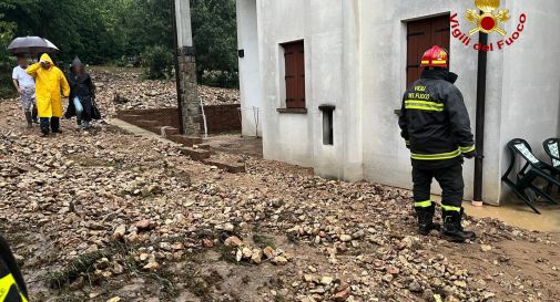 La colata di fango e sassi e acqua arriva fino alle case