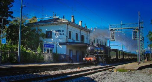 Treno a vapore storico attraversa Motta: in centinaia in stazione 