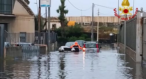 Bomba d'acqua in città: donna salva motociclista trascinato dalla piena - VIDEO