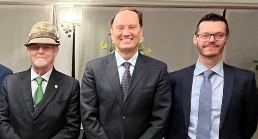  Il presidente nazionale dell’Ana, Sebastiano Favero, il Ministro Luca Ciriani e il Sindaco di Possagno, Valerio Favero