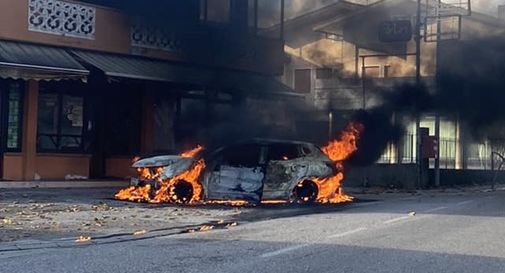 Auto in fiamme a Farra di Soligo: strada chiusa e traffico bloccato