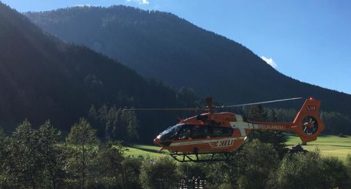 Due giovani in moto cadono in un dirupo: sono gravi