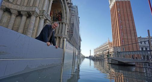 Venezia, barriere di vetro proteggono la Basilica di San Marco dall'acqua alta