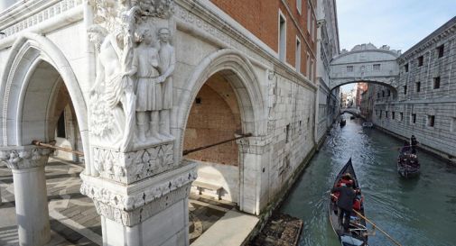 Cadono in laguna a Venezia, padre e figlio salvati da poliziotti 