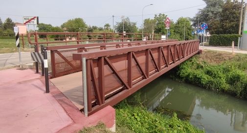 Il nuovo ponte ciclopedonale all’inizio di via Cavalleggeri sul fiume Zero