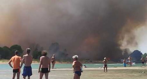 Fuoco e colonne di fumo nella zona boschiva di Bibione 