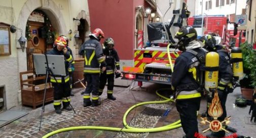 Scoppia l'incendio, donna tenta di saltare dal terzo piano