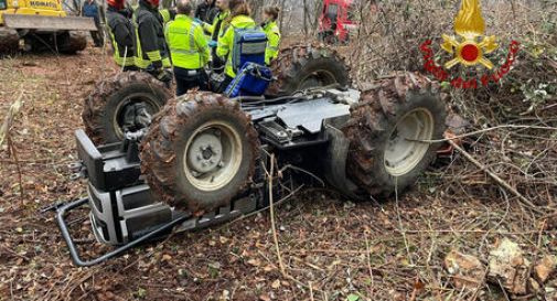 Si ribalta il trattore nel bosco, muore per schiacciamento 