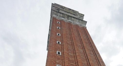 Cadono pezzi in cemento armato dal campanile di San Marco 