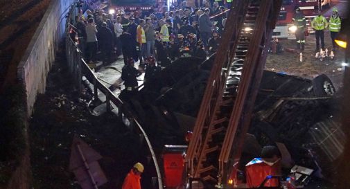 Bus Mestre: i turisti fotografano il luogo dell'incidente 