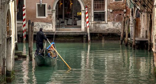 Per diventare aiuto gondoliere, si spoglia e si cala in acqua