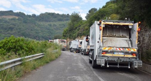 Usano il furgone della ditta per la raccolta illecita di rifiuti, indagati in cinque