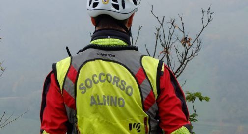 Escursionisti bloccati dal ruscello in piena   