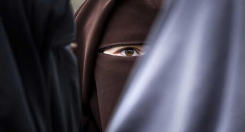 Aggredita perché indossava il Niqab, identificate le responsabili 