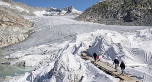 Su il più antico ghiacciaio delle Alpi teli bianchi anti fusione