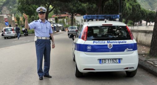 Muore dopo essere finito con la moto contro un albero: aveva 23 anni 