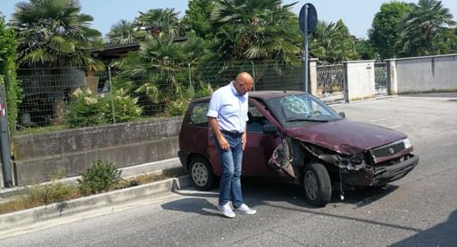 Il sindaco Pitton di fronte all'auto dell'incidente 