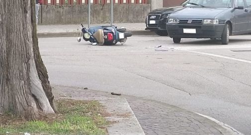 Si schianta con lo scooter contro l'auto, giovane finisce in ospedale