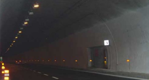 A27, auto a fuoco in galleria