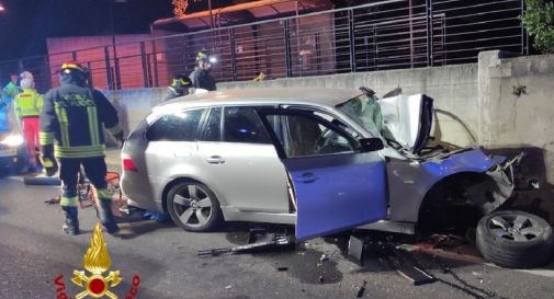 Auto contro un muro, muore a 23 anni