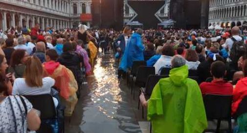 Acqua alta al primo concerto di Laura Pausini a Venezia 