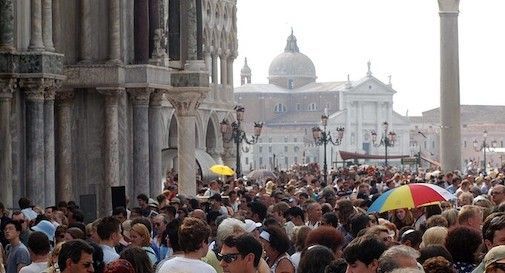 Aggredita dal compagno in centro a Venezia, è grave  