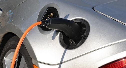 Treviso, parcheggiano negli stalli riservati alle ricariche elettriche: fioccano le multe