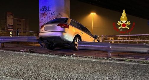 Auto sfonda guardrail e rimane in bilico sopra il cavalcavia