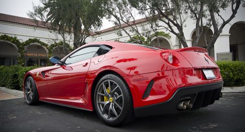 Ferrari si schianta e si spacca in due: morto 11enne