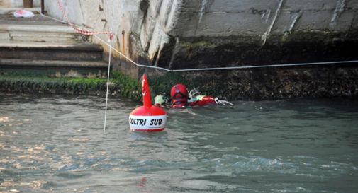 Venezia: gondolieri sub recuperano 9 quintali di rifiuti nei rii  