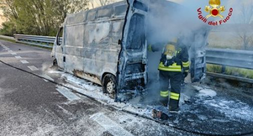 Furgone si incendia in A4, una persona intossicata 