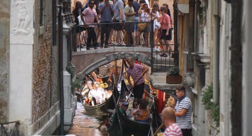 Venezia, i posti letto dei turisti sorpassano i residenti