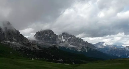 Cade da 30 metri sulle Tofane, grave alpinista polacco 