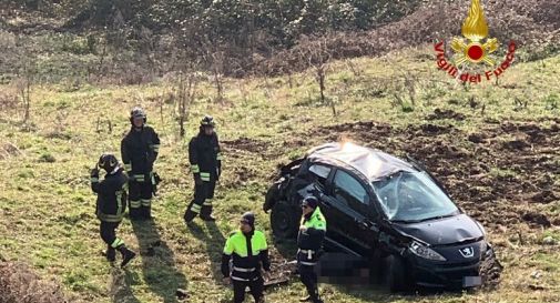 Auto cade in un dirupo precipitando per decine di metri, un morto 