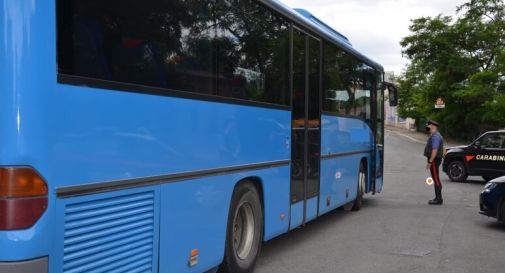 Armato di coltello minaccia passeggeri sul bus, arrestato