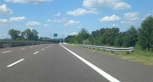 In bici (e contromano) sull’A27