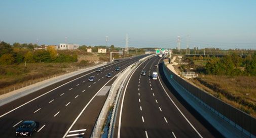 Pellegrinaggio a Medjugorie, autista pullman abbandona anziane in A4