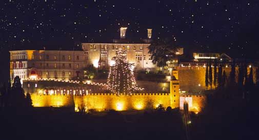 Mercatino Di Natale A Cison Di Valmarino.Castelbrando Accende L Albero Di Natale E Il Piu Alto D Italia Oggi Treviso News Il Quotidiano Con Le Notizie Di Treviso E Provincia Oggitreviso