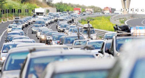 Camion in fiamme, 9 km di coda su A4