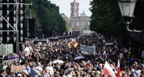 Dilagano in Europa i negazionisti del Covid: 300 arresti a Berlino