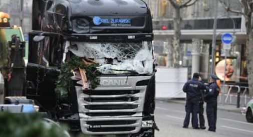 Berlino, l'autista ha lottato per evitare la strage