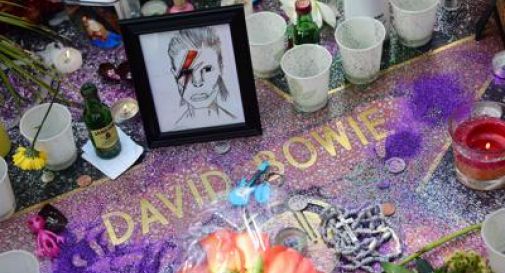 Addio a David Bowie, l'omaggio dei fan da Londra a New York