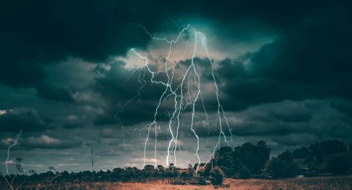 Albero cade sull'abitazione mobile durante la tempesta, muore donna incinta al nono mese 