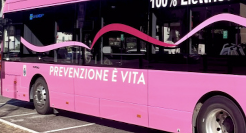 Tumore al seno, il bus rosa della prevenzione fa tappa a Treviso