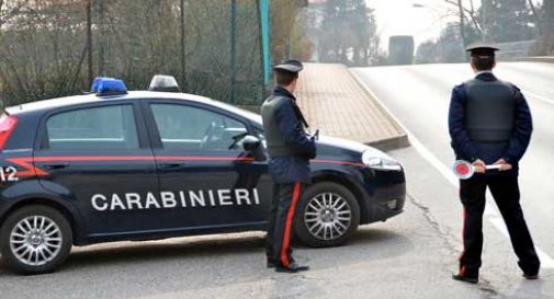 Marijuana in auto, si fa inseguire dai Carabinieri e si schianta