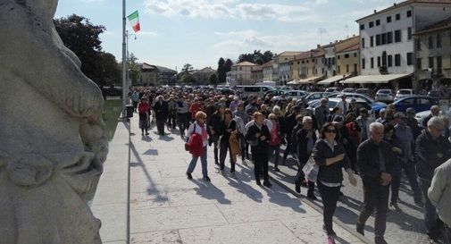 A Castelfranco i cittadini scendono in piazza contro i tagli all'ospedale